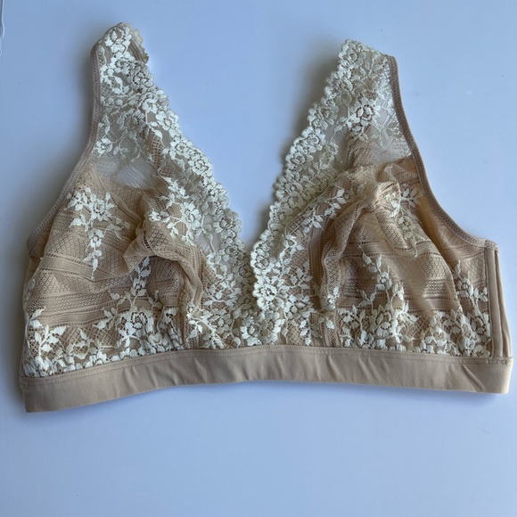Wacoal 42 Embrace Lace Wire Free Bralette Bra Embroidery Floral - Picture 1 of 5
